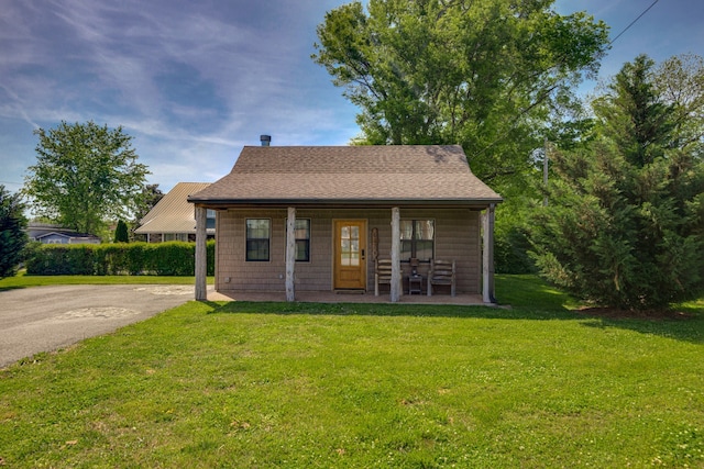 bungalow-style house featuring a front lawn