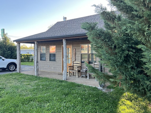609 Whitthorne St, Shelbyville, TN 37160 - rear view of property with roof with shingles, a yard, and a porch