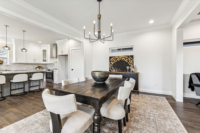 dining space featuring ornamental molding, a chandelier, sink, and dark hardwood / wood-style floors