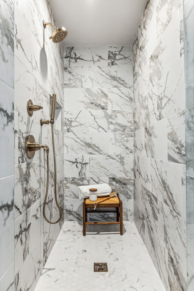 bathroom featuring a tile shower