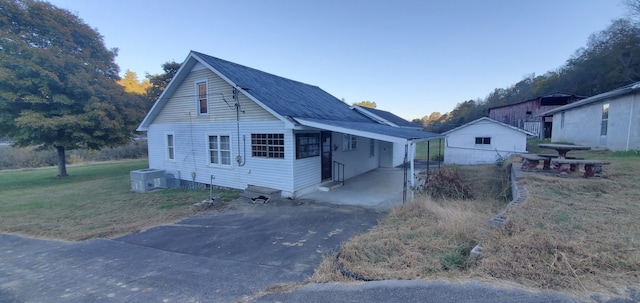 view of front of house featuring a front yard and central AC unit