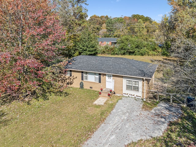 single story home with a front lawn