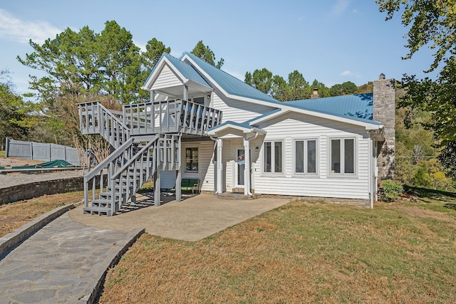 view of front of property featuring a patio and a front lawn