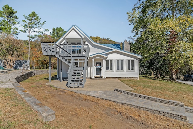 view of front of property with a front yard and a patio