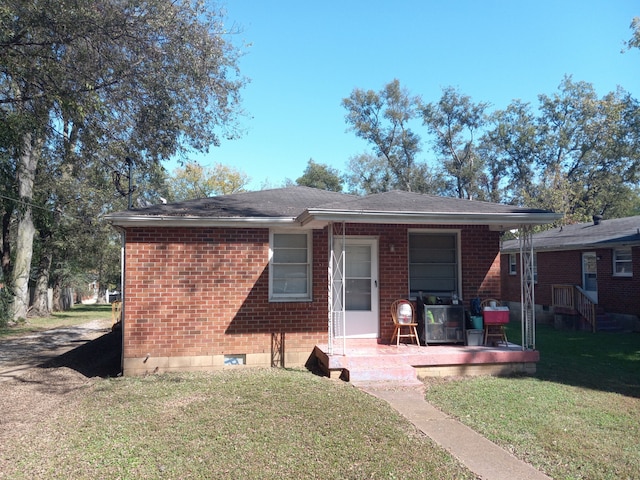 view of front of home featuring a front lawn