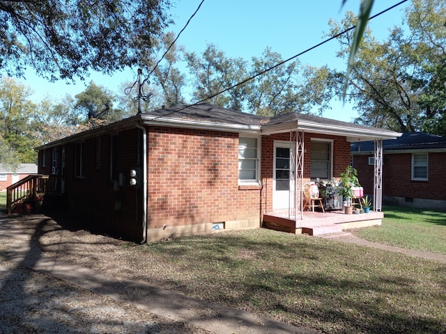 view of front of home with a front lawn