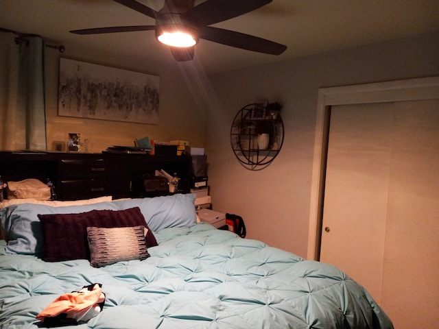 bedroom with ceiling fan