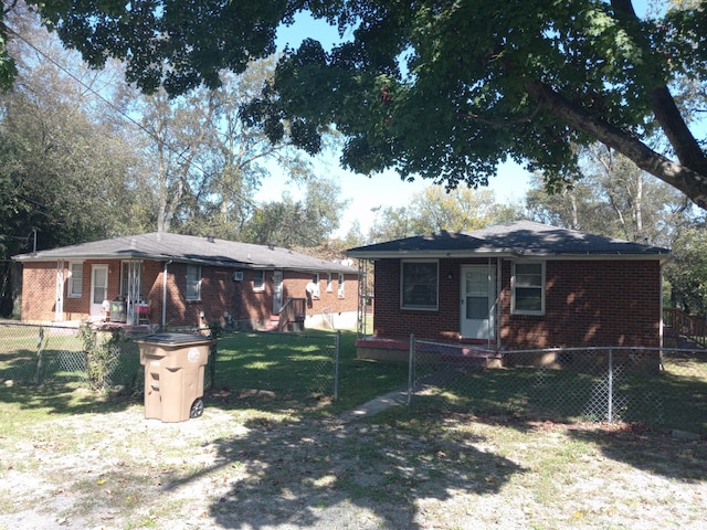 ranch-style home featuring a front lawn