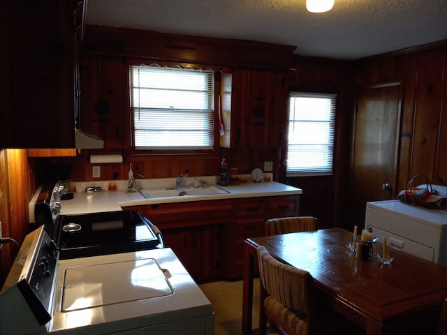 kitchen with range, sink, plenty of natural light, and a textured ceiling