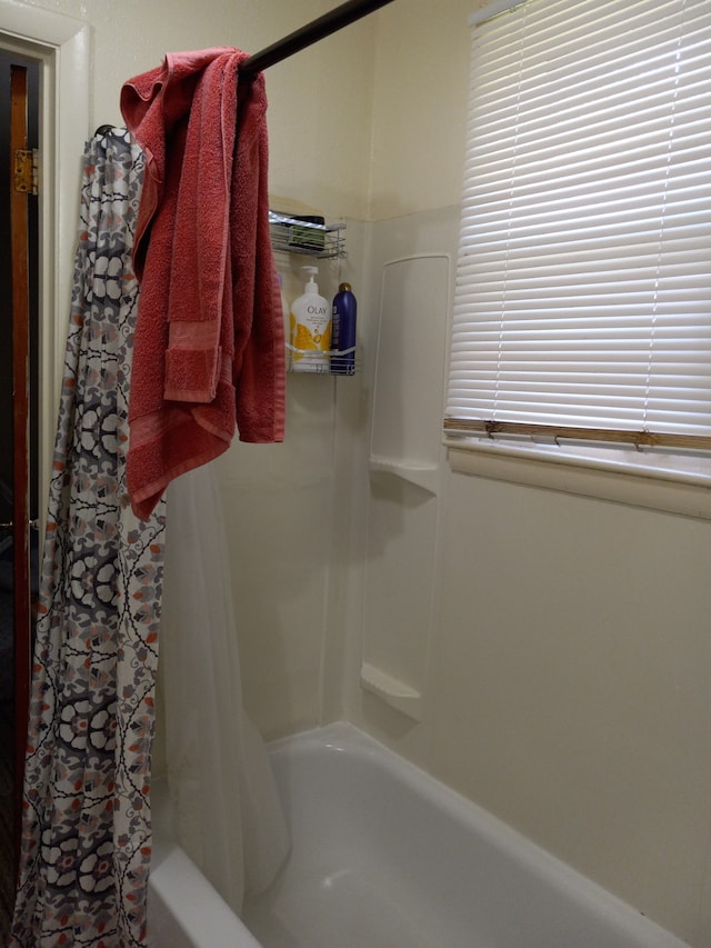 bathroom with shower / tub combo