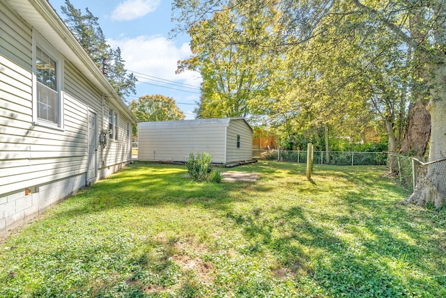 view of yard featuring a shed