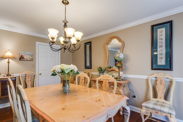 dining space featuring crown molding, a chandelier, and dark hardwood / wood-style floors