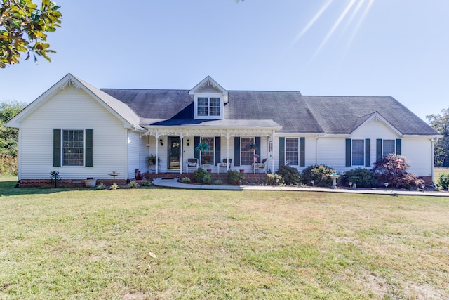 view of front facade featuring covered porch and a front lawn