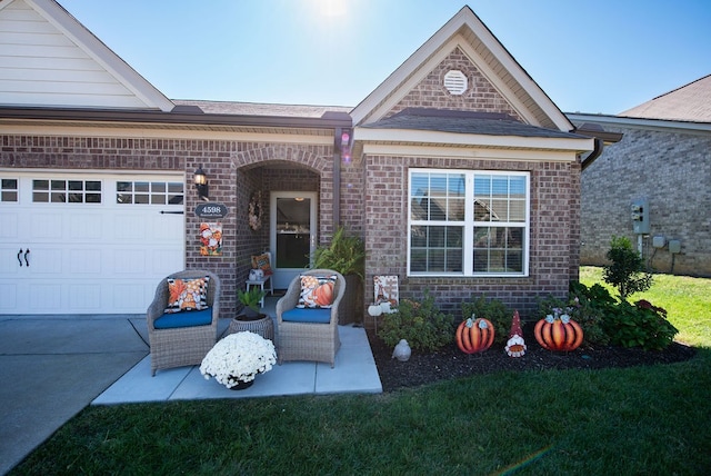 view of front of house featuring a front yard and a garage