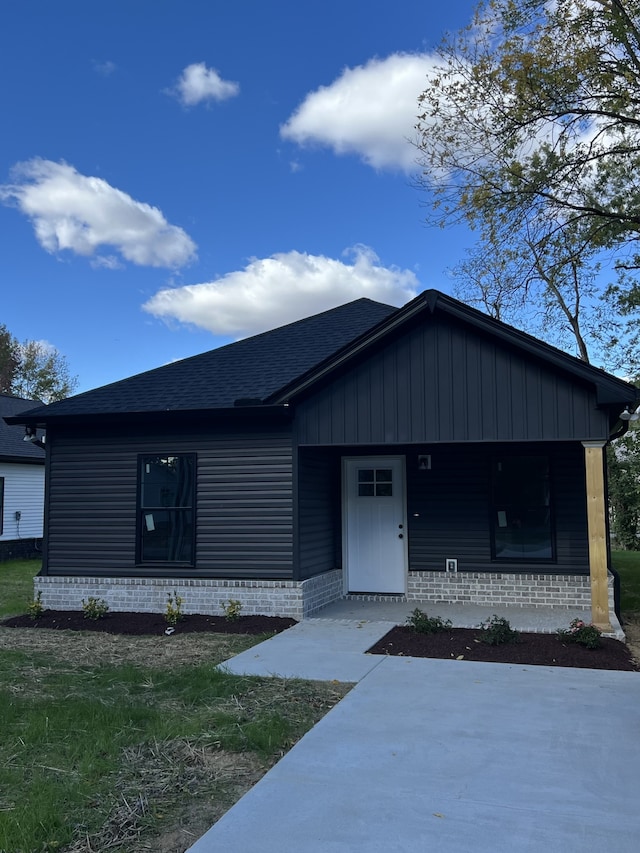 view of front of home featuring a porch