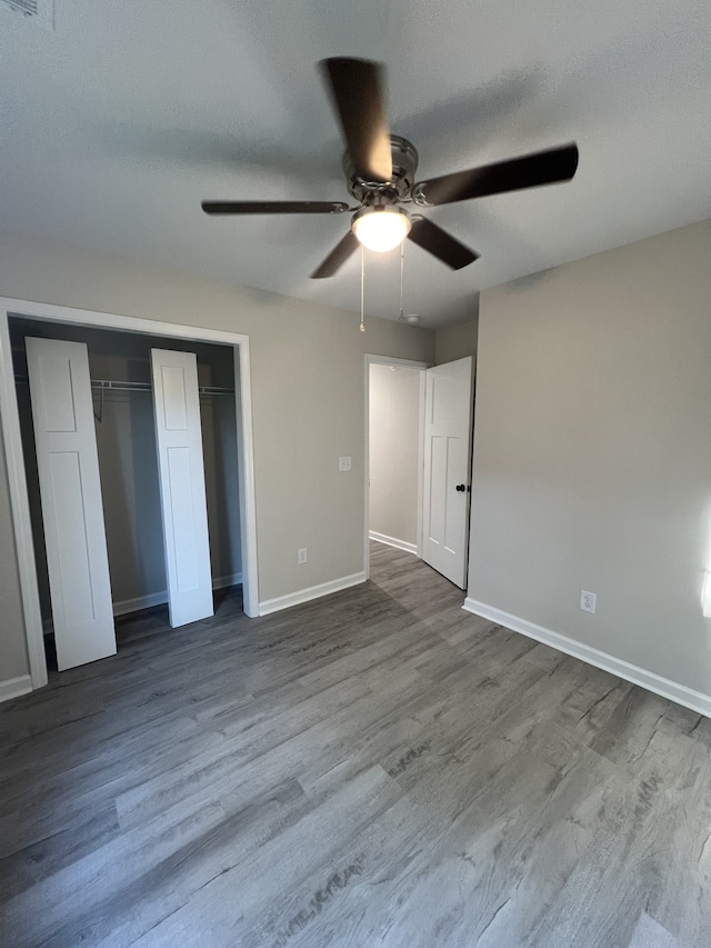 unfurnished bedroom featuring light hardwood / wood-style flooring, a textured ceiling, a closet, and ceiling fan