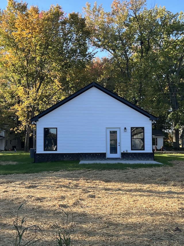 view of front facade featuring central AC