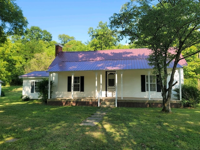 view of front of property featuring a front yard and a porch