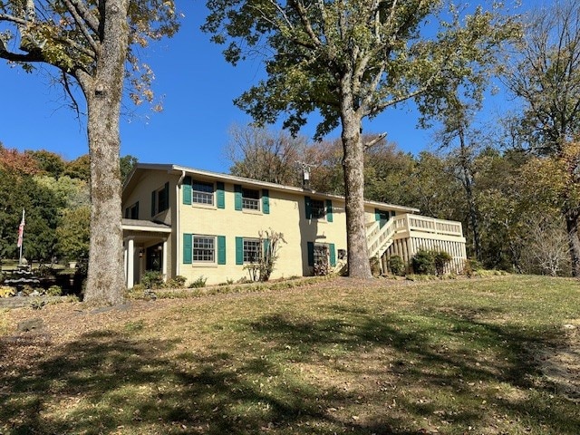 view of front of property featuring a front yard