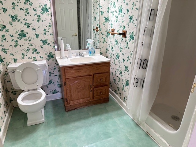 bathroom with toilet, a shower with curtain, and vanity