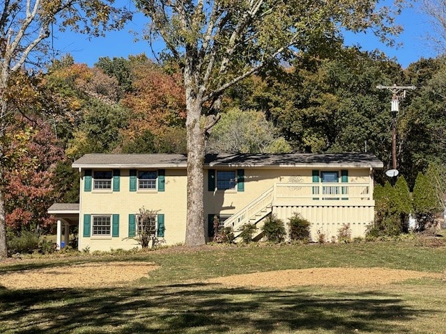 view of front facade with a front yard