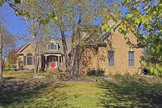 view of front of property featuring a front yard