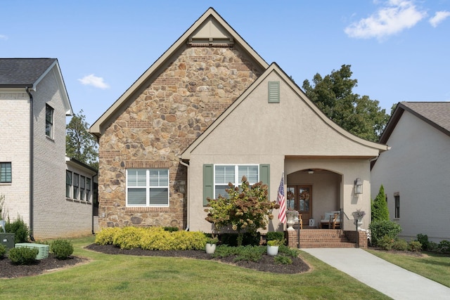 view of front of property featuring a front yard