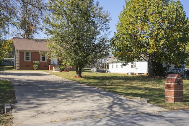 view of front of property with a front yard