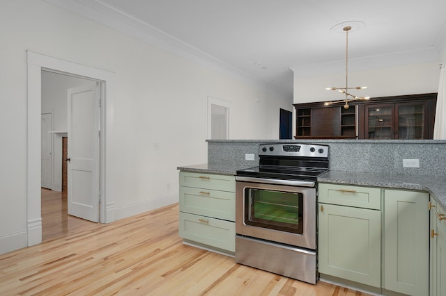 kitchen featuring backsplash, crown molding, a notable chandelier, stainless steel electric range oven, and light hardwood / wood-style floors