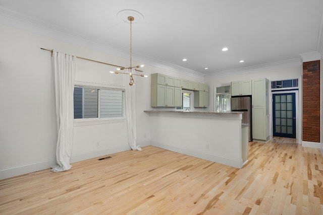 kitchen featuring kitchen peninsula, light hardwood / wood-style flooring, crown molding, a notable chandelier, and green cabinetry