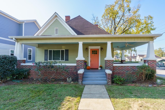 view of front of home featuring covered porch, a front lawn, and ceiling fan