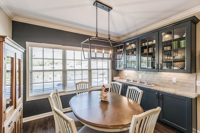 dining space with crown molding, a notable chandelier, and dark hardwood / wood-style floors