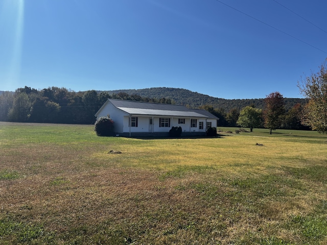 view of front of property with a mountain view and a front yard