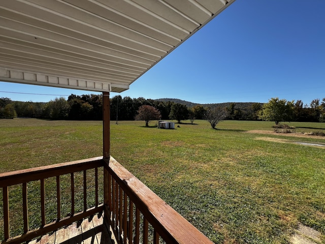 view of yard featuring a rural view