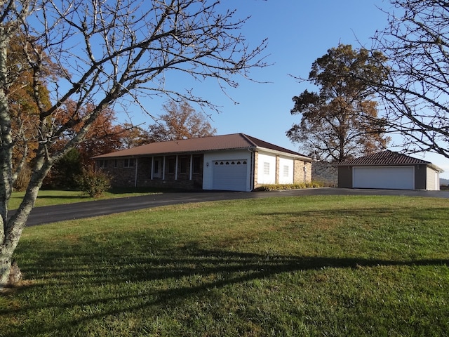 ranch-style house featuring a front lawn and a garage