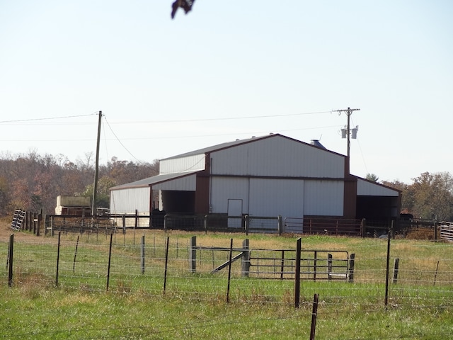 view of yard featuring a rural view and an outdoor structure