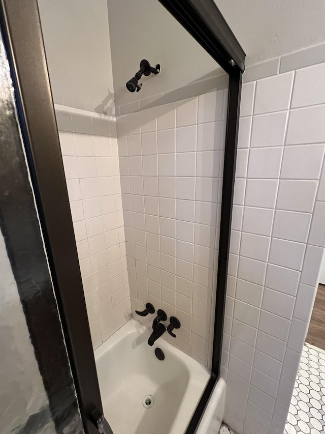 bathroom featuring tiled shower / bath combo