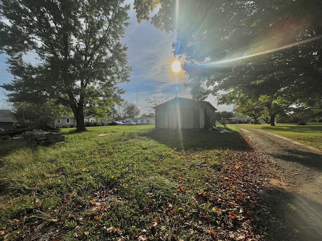 view of yard featuring a storage unit