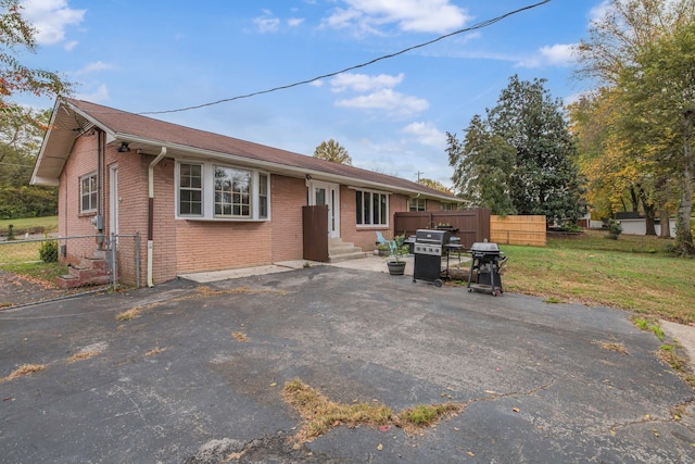 single story home with a front yard