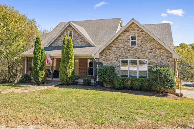 view of front facade featuring a front lawn