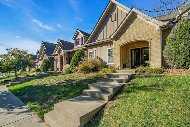 view of front of house featuring a front lawn