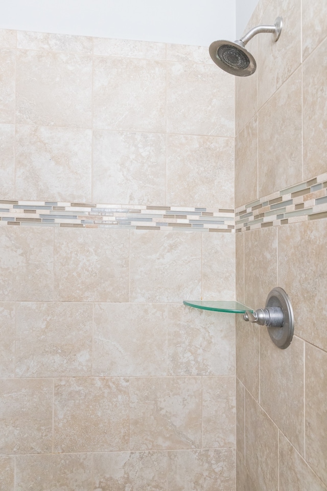 bathroom featuring a tile shower