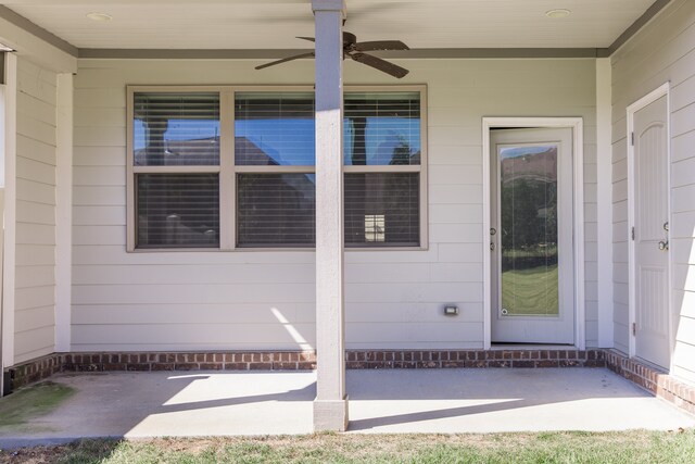 property entrance with ceiling fan