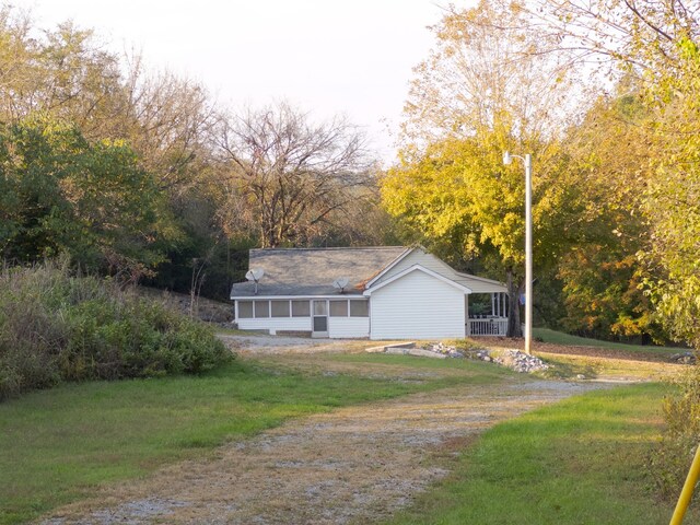 view of front of property featuring a front lawn