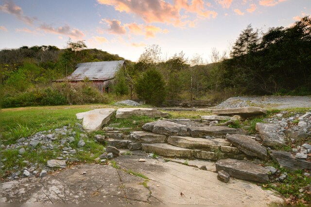 view of yard at dusk