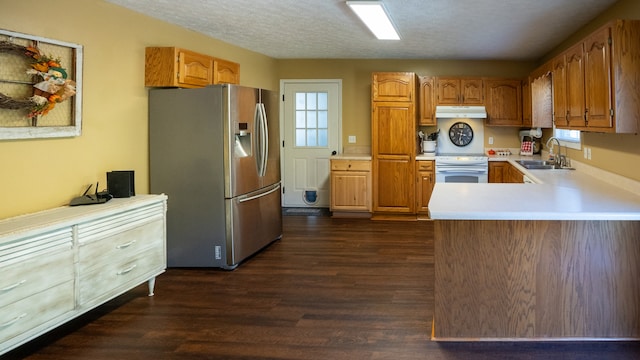 kitchen with sink, kitchen peninsula, white range with electric cooktop, dark wood-type flooring, and stainless steel fridge with ice dispenser