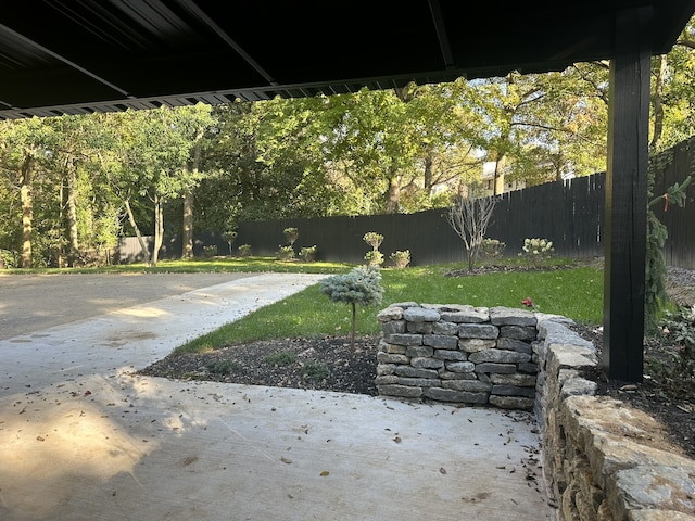 view of yard featuring a patio area