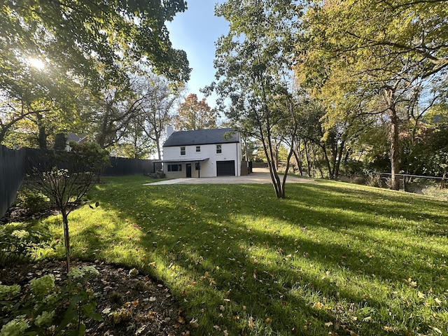 view of yard featuring a patio