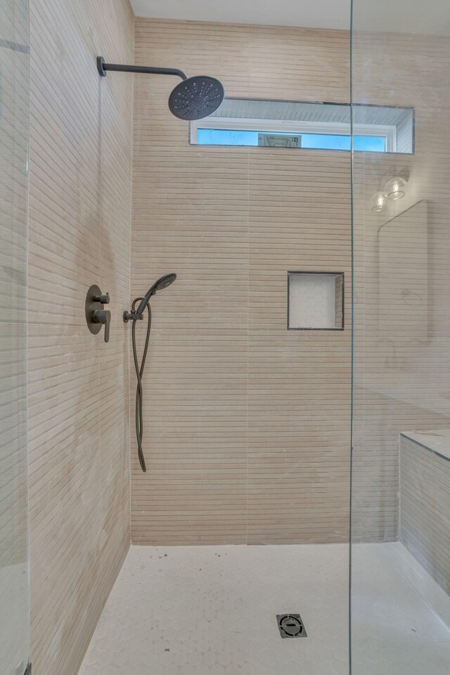 bathroom featuring a tile shower