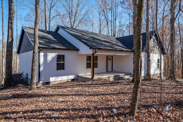 modern farmhouse style home featuring crawl space